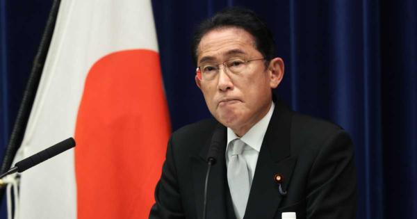 岸田首相が新型コロナ感染　微熱やせきの症状