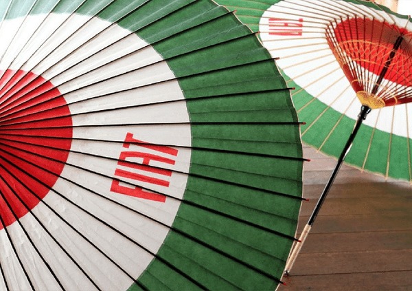イタリア国旗カラーの和傘など、フィアットと日本の伝統工芸品がコラボ