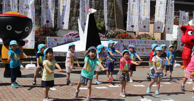 懸垂幕掲げ園児ダンス　開幕前１カ月、機運高める　日本スポーツマスターズ岩手大会