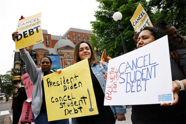 バイデン米政権、所得制限付きで約137万円の学生ローン債務免除を検討か