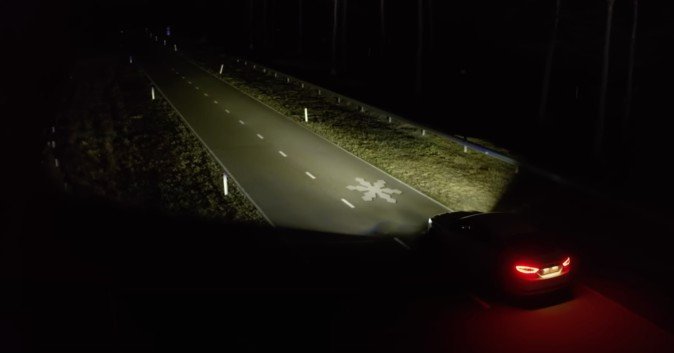 米自動車大手フォード、「道路に情報を投影するヘッドライト」をテスト中。外に表示することで安全性確保