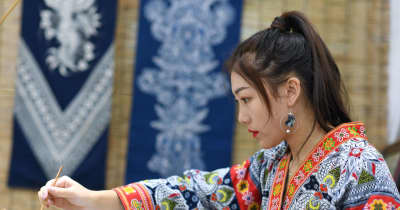 無形文化遺産「ろうけつ染め」を受け継ぐミャオ族の女性　中国貴州省