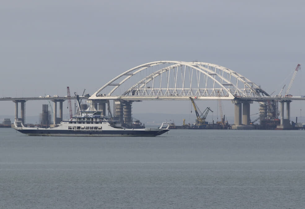 ウクライナ軍がハイマースで海からクリミア大橋を狙う！？