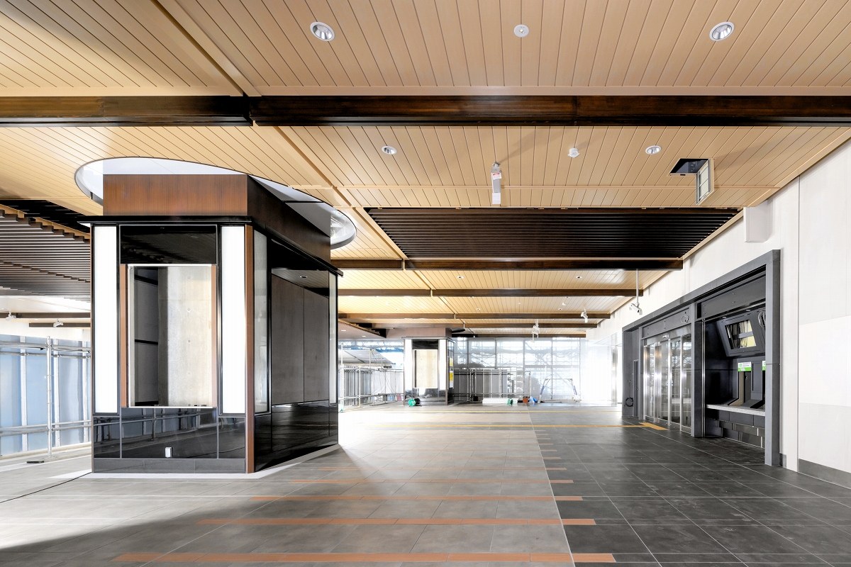 北陸新幹線福井駅の建築工事が完了　越前和紙や笏谷石、福井県産木材和の空間