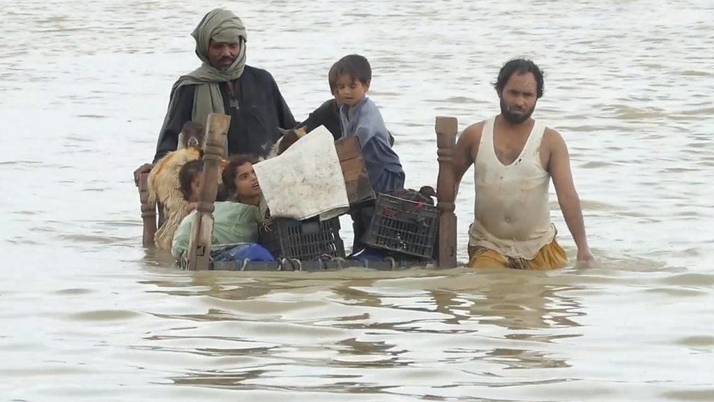 パキスタンで続く洪水、水が引かず路頭に迷う人々