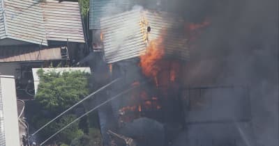 少なくとも4軒、複数の建物が燃える火事　長良川鉄道の駅近くで消防などが消火中　岐阜・関市