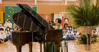 復興祈念、被災ピアノの美しい音色響く　人吉出身のピアニスト有島さんコンサート