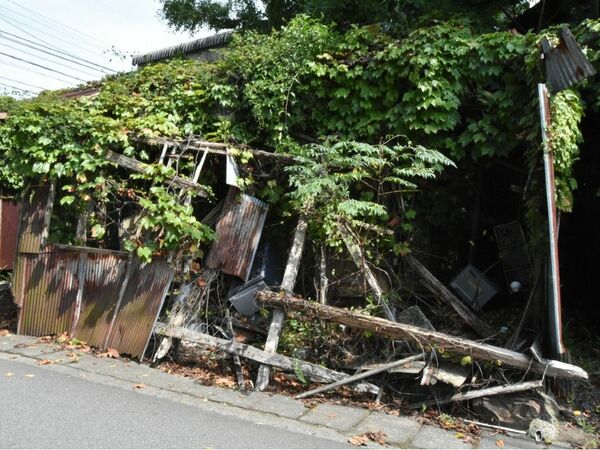倒壊の恐れ「空き家」撤去　所有者不明、小松島市が初の略式代執行　子どもや高齢者の安全危惧
