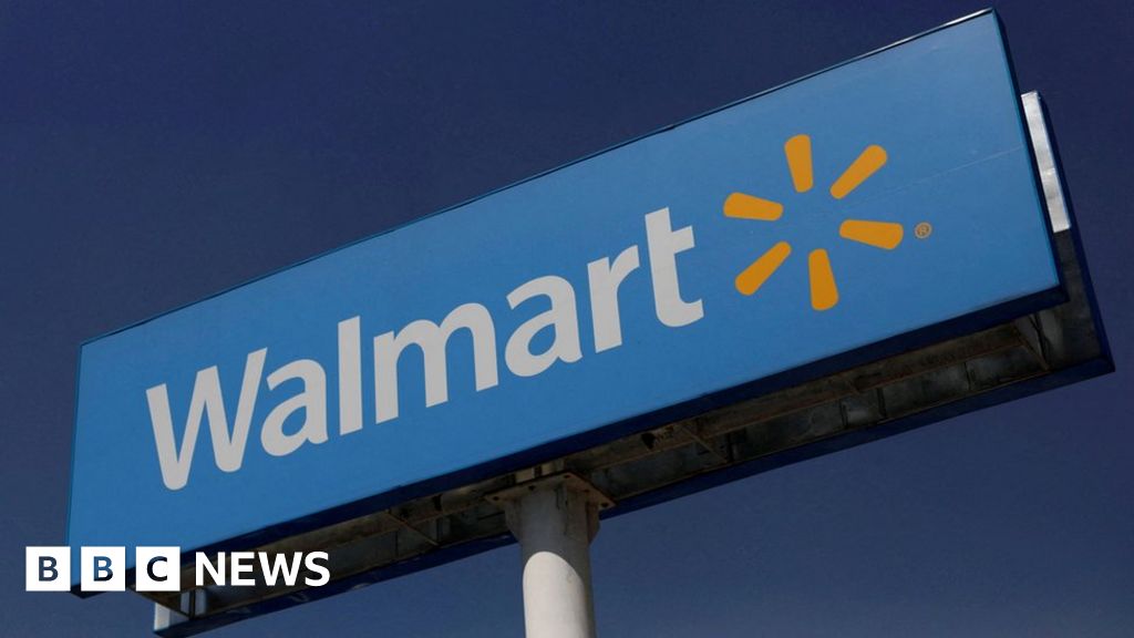 Pilot circling US city threatens to crash on Walmart