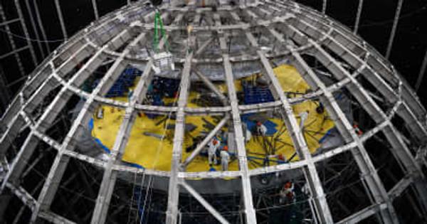 江門ニュートリノ実験施設、球状構造の探測機を公開