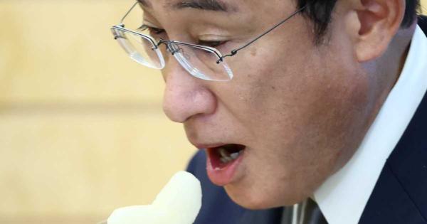 「歯ごたえ素晴らしい」　岸田首相がナシを試食