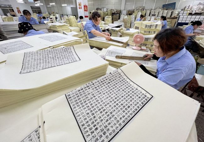 ＜まちかど＞常州市　古田夏也　伝統の印刷技術で奮闘