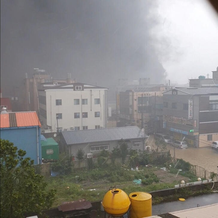 韓国ポスコ製鉄所の火災鎮火、台風通過まで操業停止