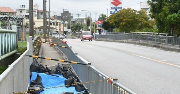 歩道1メートル陥没　南城市大里の県道　沖縄