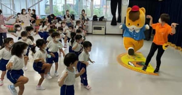 吉井西幼稚園にキャラバン隊が訪問でぐんまちゃんとダンス