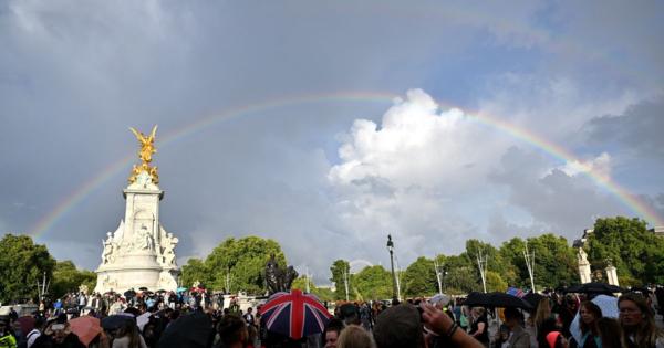 エリザベス女王の死の直前、二重の虹がバッキンガム宮殿上空に現れる