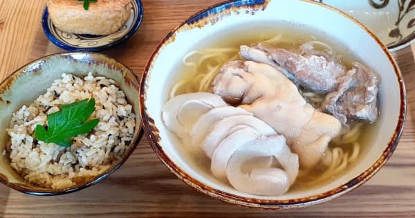 ほろほろのテビチ・ソーキ・三枚肉に染み込む無添加スープ　母の味を沖縄そばに
