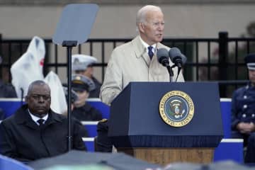 米大統領「民主主義を守る」　中枢同時テロ21年で演説