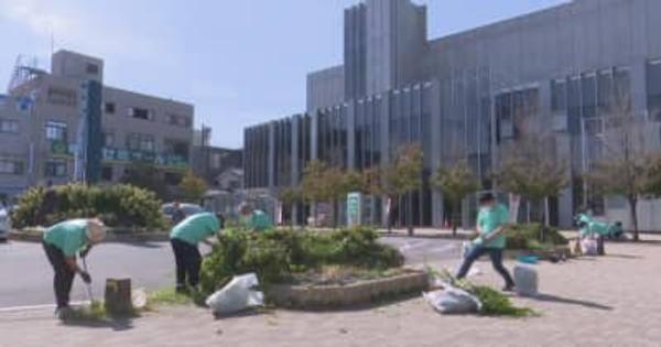 敬老の日に合わせて北杜市で山梨県内の理容師たちが駅周辺を清掃　全国理容連合会のボランティア活動の一環