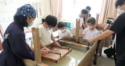 学校には、和紙をすく教室　美濃和紙の産地で小学生が紙すきの体験授業　岐阜・美濃市