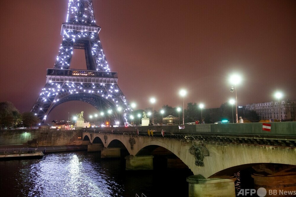 「光の都」パリ、名所ライトアップを短縮 電気代高騰で
