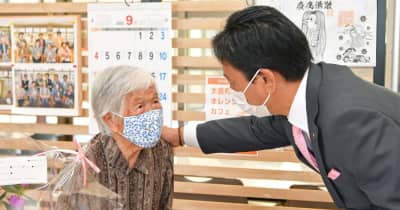 100歳の江川シナさん（太良町）はつらつ　「老人の日」、知事が長寿祝う