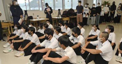工場見学者の津波避難迅速に　宇和島の水産加工会社で訓練　地元中学生30人参加