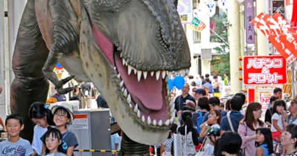 商店街に恐竜がやって来る！巨大ティラノサウルスのロボット展示　岐阜・柳ケ瀬