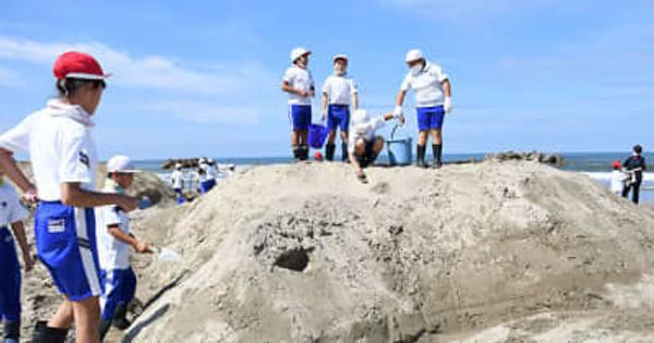 児童が「砂の造形大会」　鶴岡・湯野浜小の恒例行事