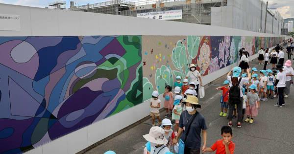 サッカースタジアム建設現場に巨大壁画　全長100メートル、広島市中区