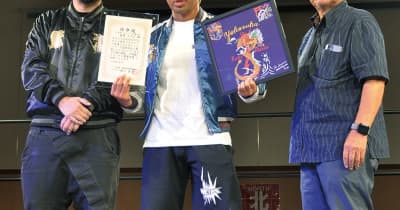 ドブ板通りスカジャン親善大使 プロレスラー 望月選手を任命　横須賀市