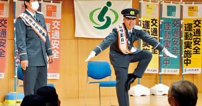 命！全身で交通安全呼びかけ　浦和署、TIMの2人に一日署長委嘱　「浦和から交通安全を全国、世界に」