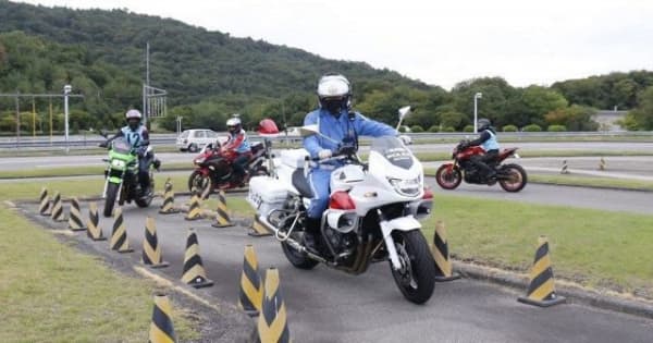 県警白バイ隊員から運転技術学ぶ　岡山で講習会、29人参加