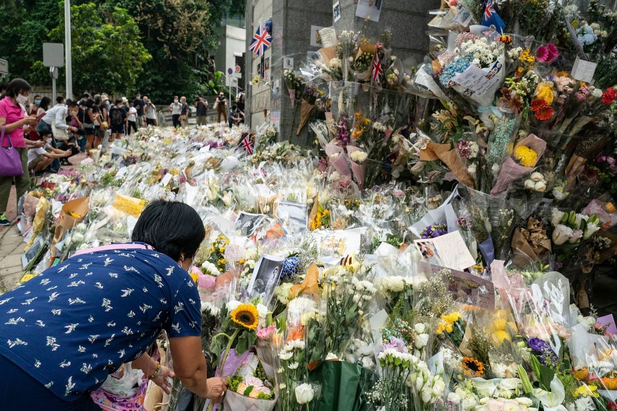 コロナ行動制限の中、エリザベス女王追悼で見せた香港市民の偽らざる本音　隅々まで中国化している香港、香港警察の行進スタイルも中国人民解放軍式に
