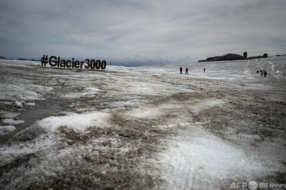 氷雪の溶解加速、雪原の観光地「グレイシャー3000」 スイス