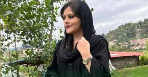 スカーフの着け方でイラン道徳警察に逮捕された女性が死亡　女性たちが抗議