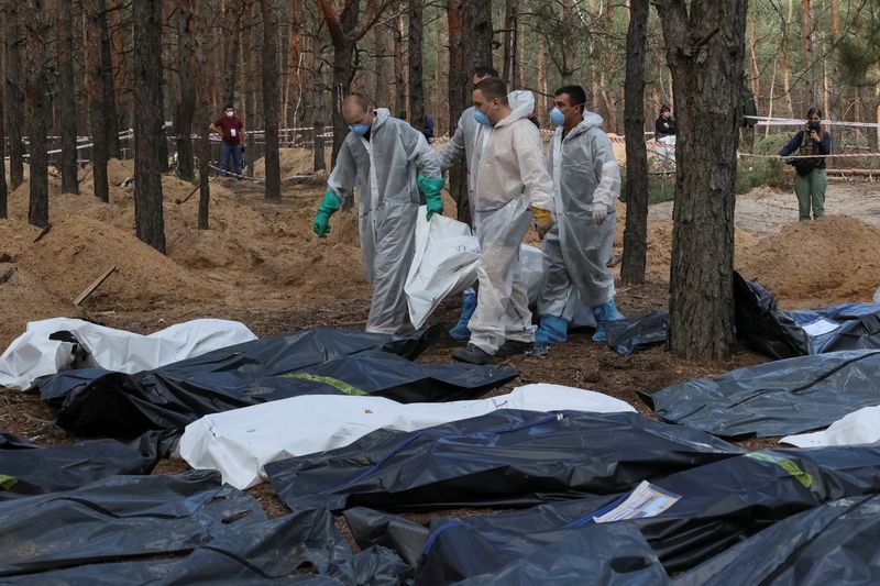 ウクライナ東部イジュム集団墓地で146遺体確認＝州知事
