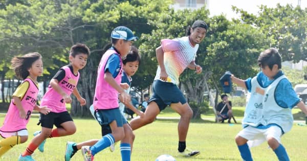「ナイス！」元日本代表の中澤佑二さん、小学生とサッカー　安室さん花火ショーの関連
