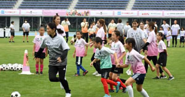 未来のなでしこ、澤穂希さんらと汗　青森市で女子サッカー普及イベント