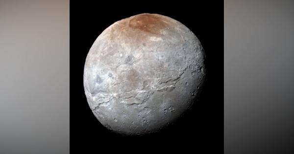 マグマからのメタンが原因？冥王星の衛星「カロン」の北極が赤い理由