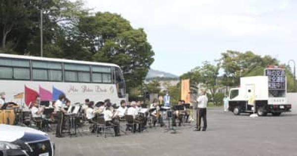 県警音楽隊が亀山サンシャインパークで演奏会　交通安全運動をアピール　三重