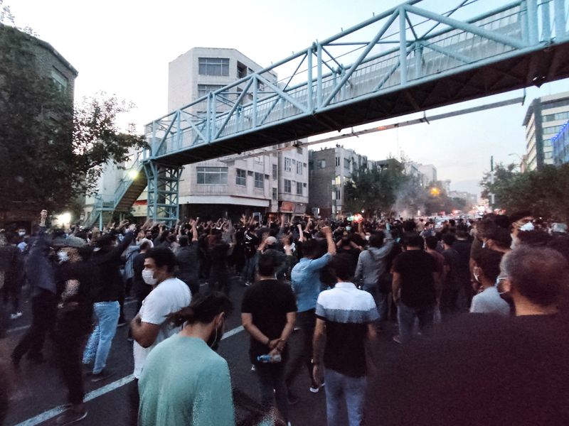 イランのスカーフ巡る抗議デモ、死者8人に　当局はネット制限