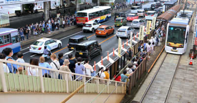 長崎市内各地で大混雑　駅、車、停留所開業イベントで交通まひ
