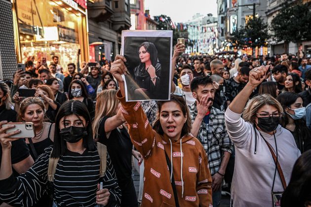 イランと世界の女性たち、髪を切ってヒジャブ着用強制に抗議「もうたくさんだ」