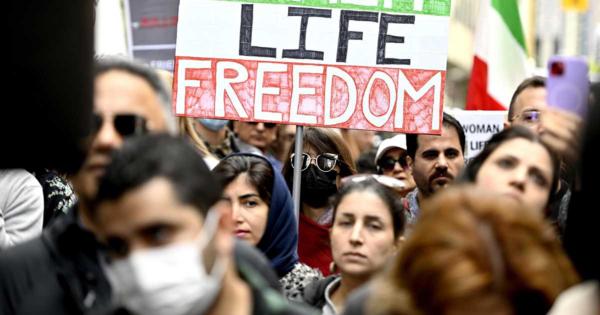 イランで反政府デモ拡大　女性不審死で怒りが噴出
