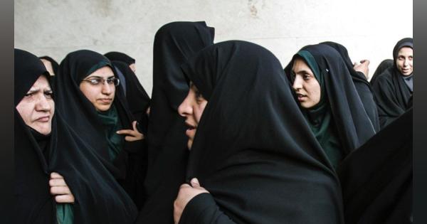 ヒジャブ着用をめぐる22歳の女性の死が、イラン全土から世界へと抗議の声を広げた理由