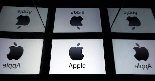 アップル株下落、新型iPhone増産を断念の報道で－部品各社も軟調