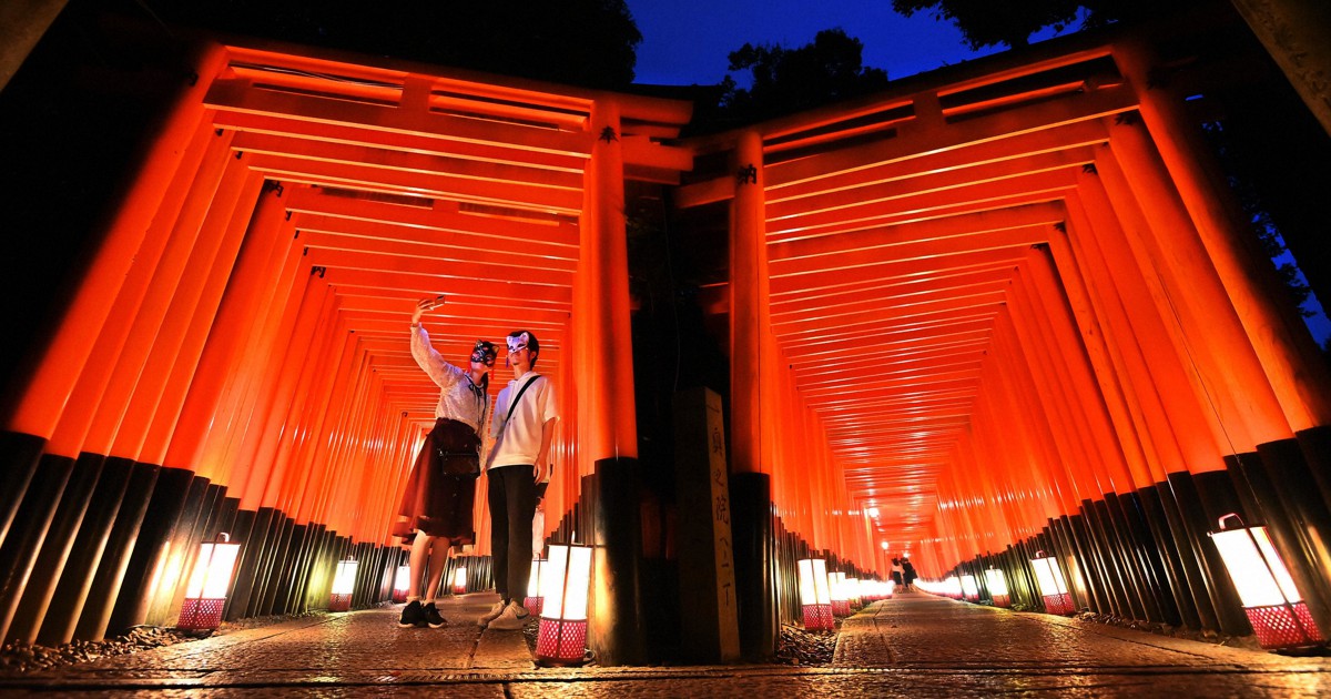 闇に浮かぶ千本鳥居のトンネル　京都・伏見稲荷大社で試験点灯