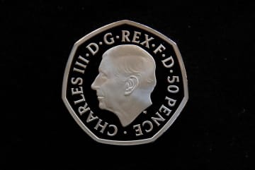 英チャールズ国王肖像の硬貨公開　年内に流通、50ペンス