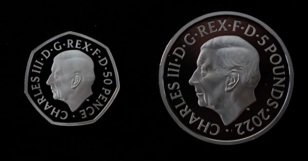 チャールズ英国王の新硬貨が公開、裏側では故女王を追悼